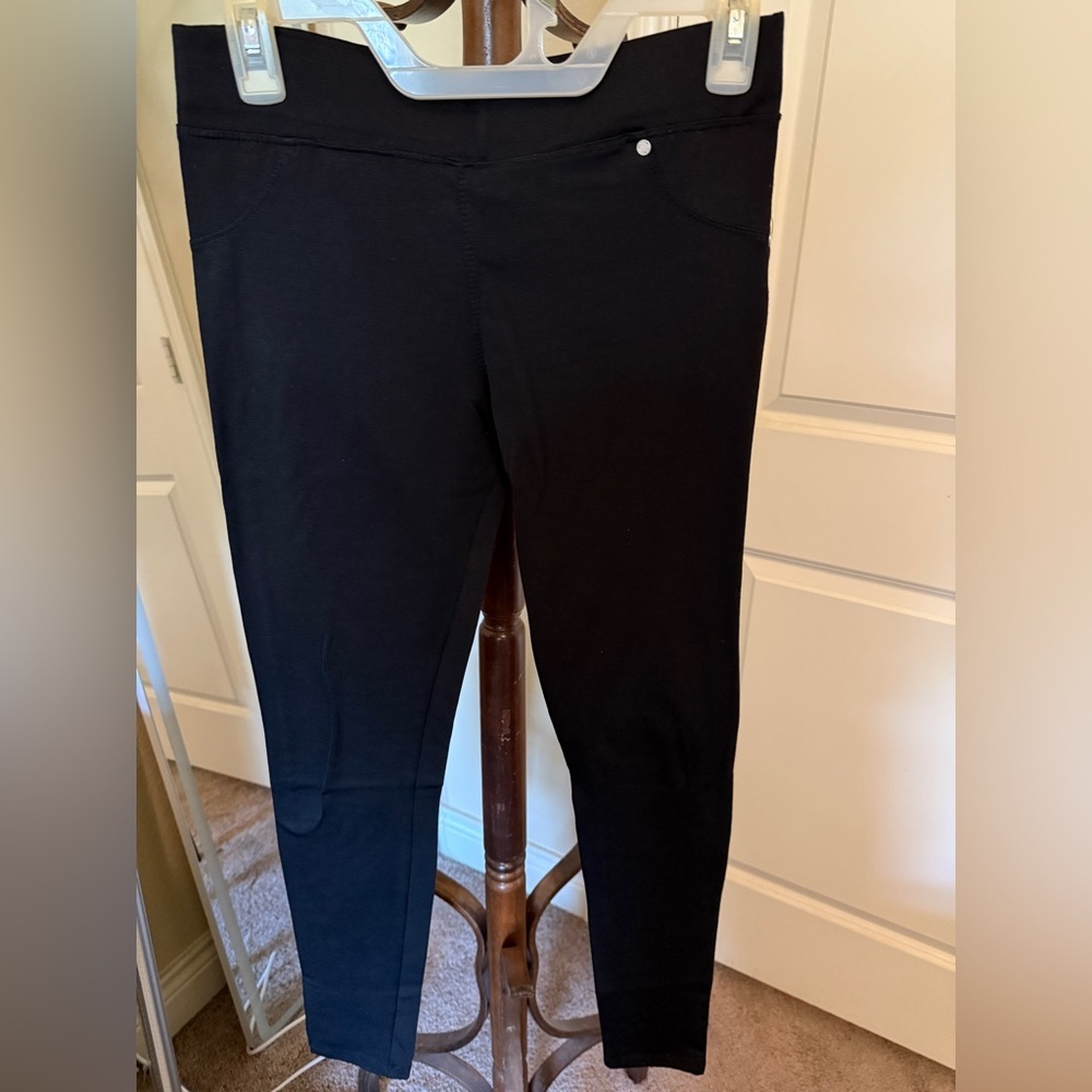EUC Black leggings- size runs a little small, will fit size XS
